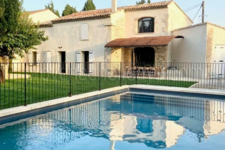 Fully Renovated Farmhouse in the Alpilles Countryside