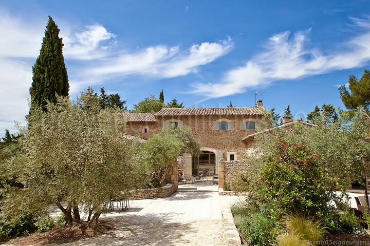 Stunning Farmhouse with Heated Pool in the Alpilles