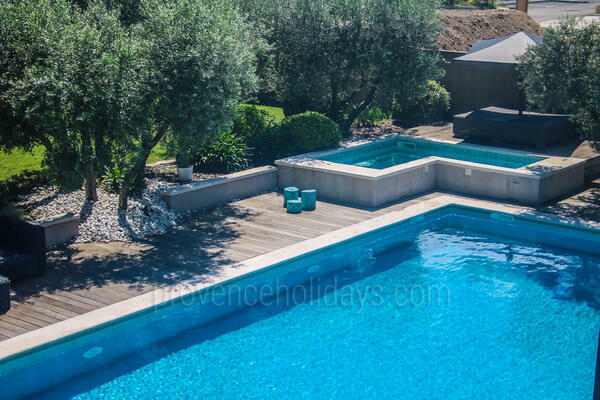Villa contemporaine avec piscine chauffée dans les Alpilles