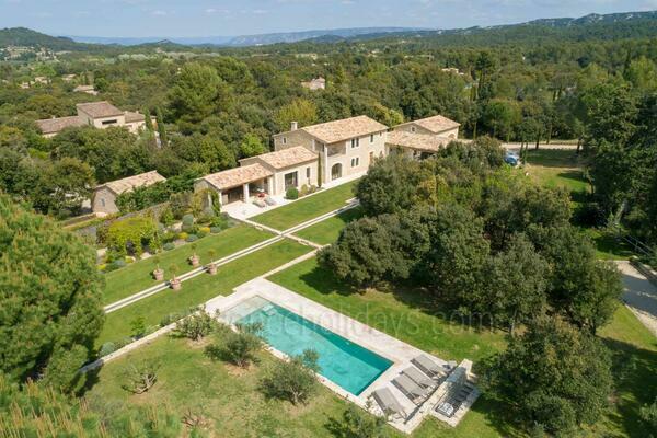 Beautiful Contemporary Villa with Heated Pool in Eygalières