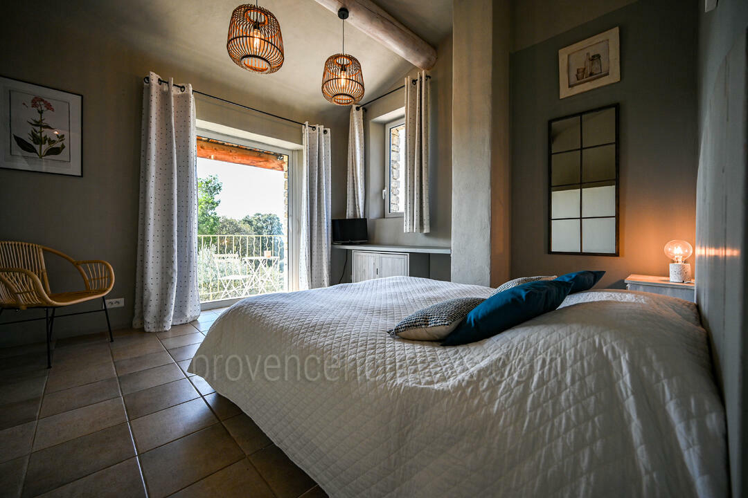 Mooi vakantiehuis met verwarmd zwembad en jacuzzi in Gordes 7 - Le Mas des Pierres: Villa: Bedroom