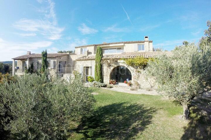 Beautiful Holiday Home with Heated Pool and Jacuzzi in Gordes