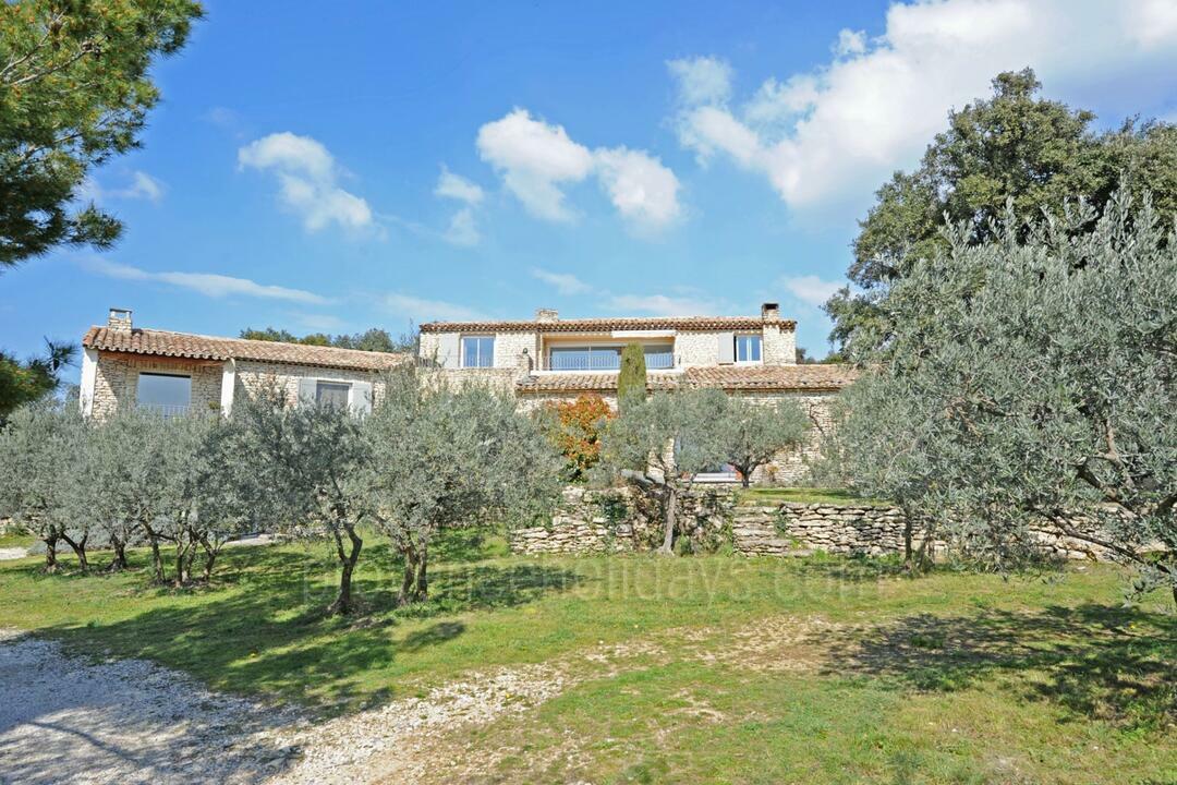 Beautiful Holiday Home with Heated Pool and Jacuzzi in Gordes 4 - Le Mas des Pierres: Villa: Exterior