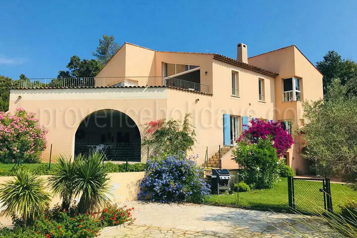 Superbe villa dans le domaine privé du Cap Bénat à moins de 10mn à pied de la plage