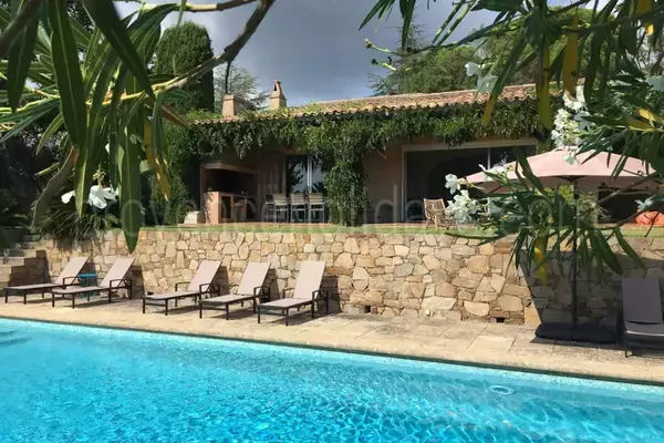 Villa moderne avec piscine chauffée à seulement 15 minutes de la plage