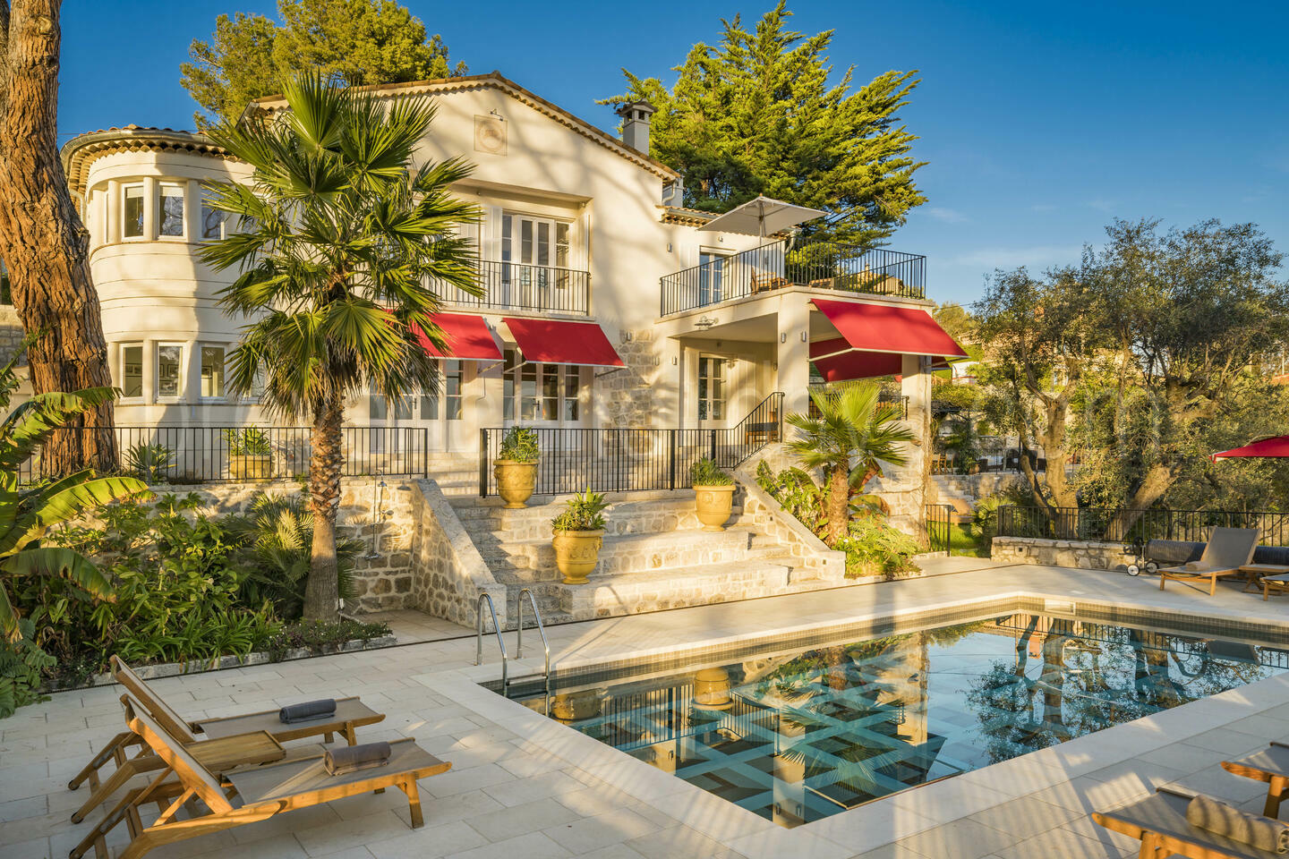 Luxuriöse retro Villa mit beheiztem Pool in der Nähe von Nizza 1 - Villa Riviera: Villa: Exterior