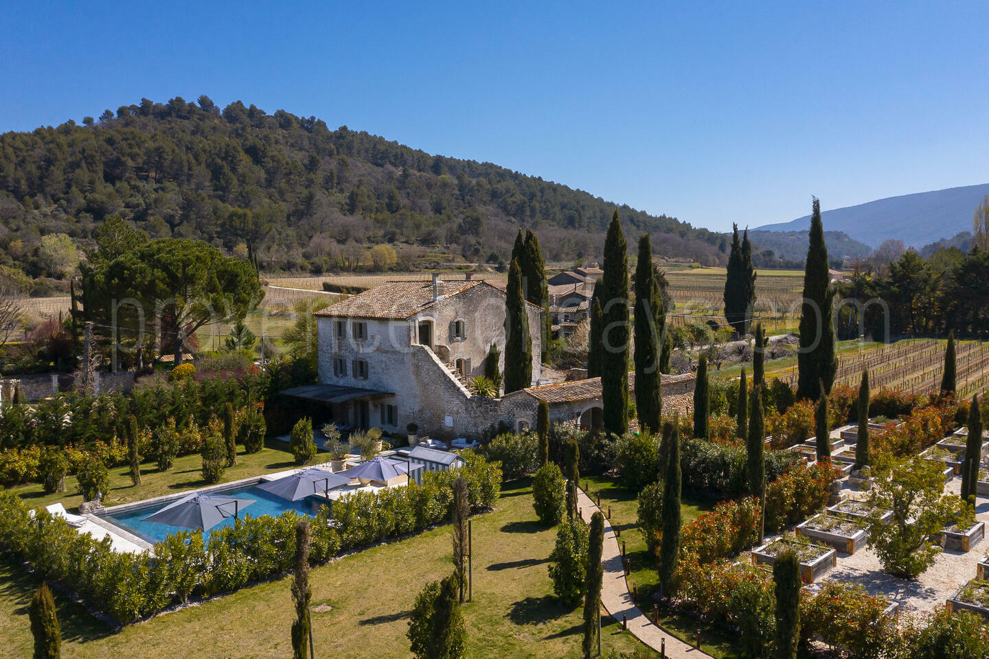 Prachtige boerderij met verwarmd zwembad in Ménerbes 1 - Le Mas des Cyprès: Villa: Exterior