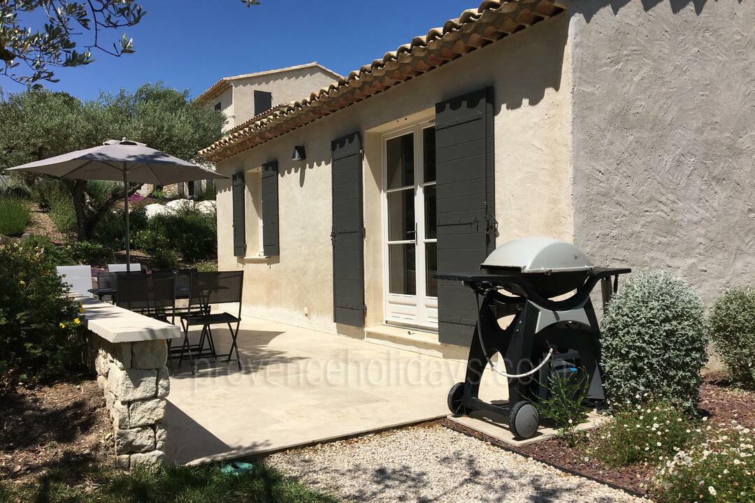 Location de vacances récemment restaurée à 1 km d'Eyragues 7 - Le Mas Provençal: Villa: Exterior