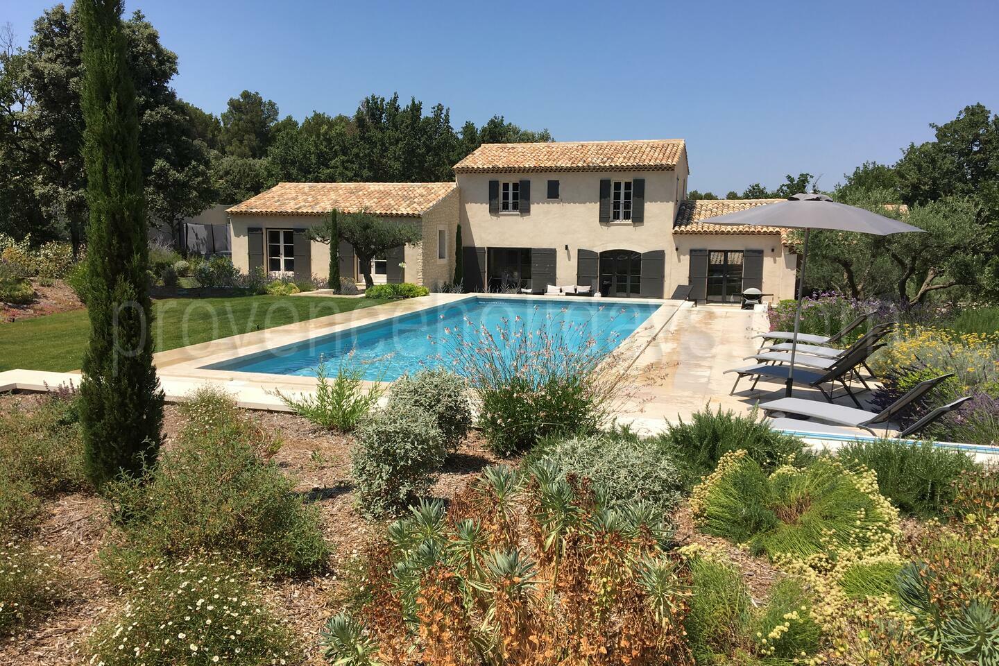 Restaurierte Ferienwohnung, nur 1 km von Eyragues entfernt 1 - Le Mas Provençal: Villa: Pool