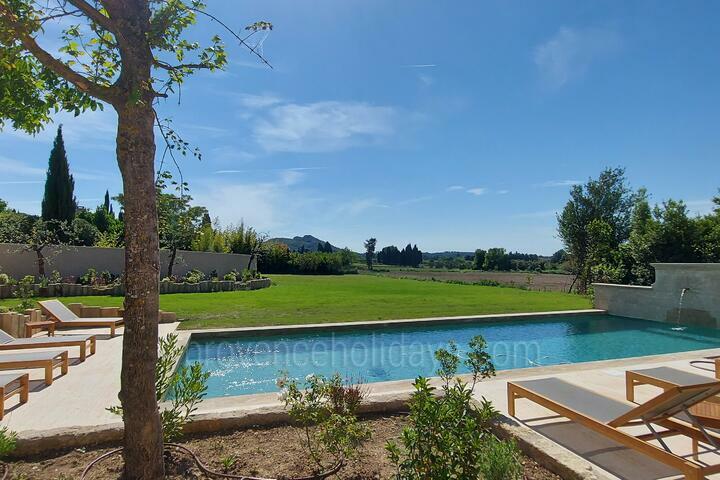 Fabulous Holiday Rental with Guest House in Maussane-les-Alpilles Mas des Cerisiers: Villa - 2
