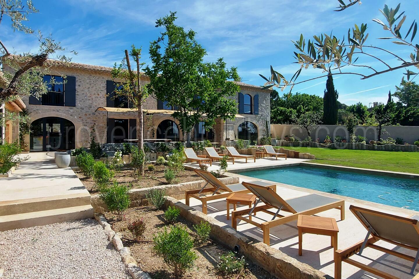 Fabulous Holiday Rental with Guest House in Maussane-les-Alpilles Mas des Cerisiers: Villa - 1