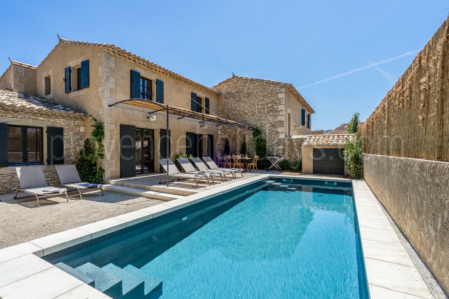 Location de vacances entièrement rénovée avec piscine privée à Eygalières Maison des Amandes: Villa - 1