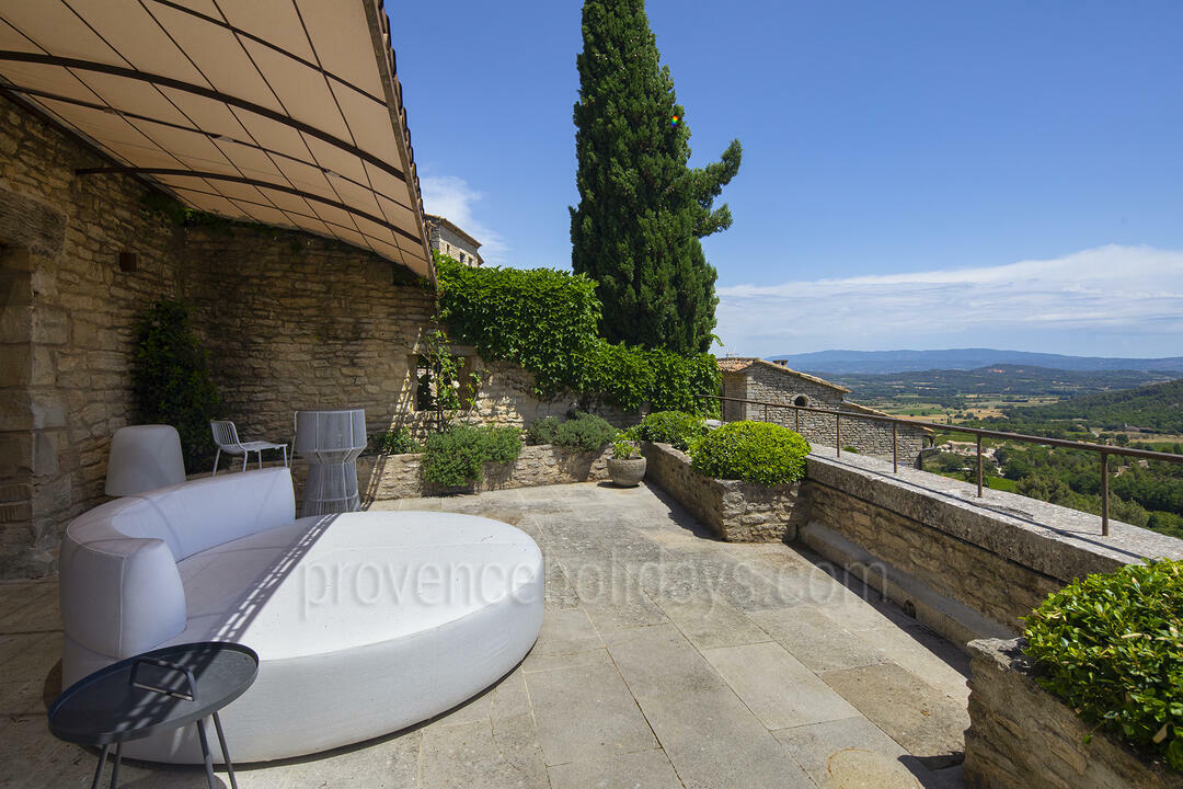 Authentic Holiday Home with Heated Pool in the Centre of Gordes 6 - Maison de la Placette: Villa: Exterior