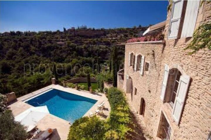 Authentic Holiday Rental with Heated Pool in the centre of Gordes