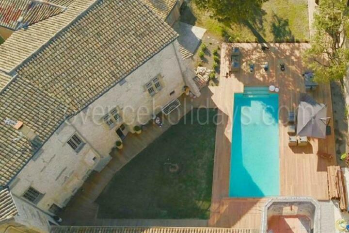 Restored Property with Heated Pool in centre of L'Isle-sur-la-Sorgue