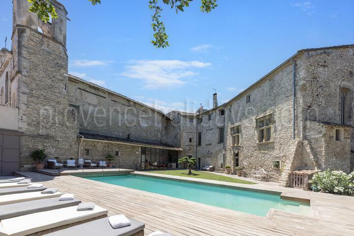 Restored Property with Heated Pool in centre of L'Isle-sur-la-Sorgue