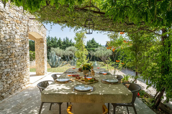 Newly-Renovated Villa with Air Conditioning near Gordes