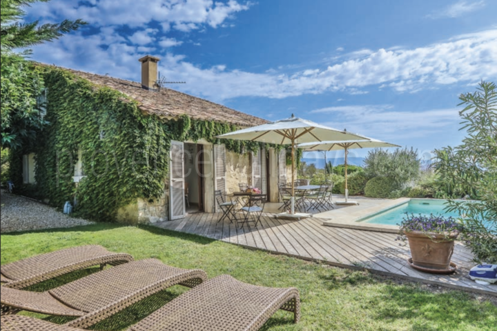 Luxury Holiday Rental with Heated Pool in Gordes