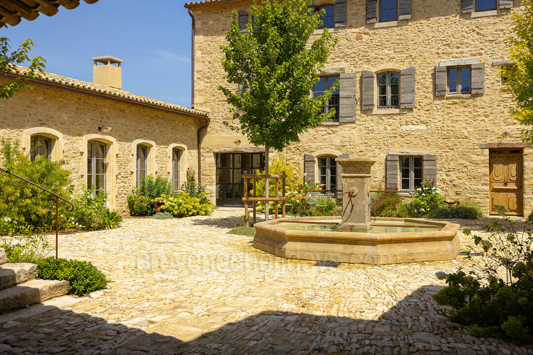 Exceptional Property in the Luberon, with panoramic views and outstanding decor 3 - Grand Mas d\'Oppède: Villa: Exterior