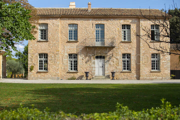 Château historique avec court de tennis près d'Aix-en-Provence