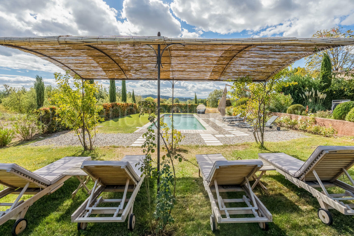 Ferienhaus mit beheiztem Pool in der Nähe von Roussillon 1 - Mas des Barbiers: Villa: Exterior