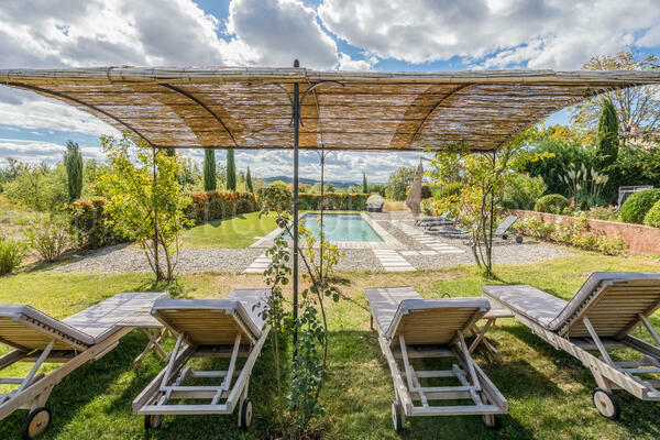 Location de vacances de charme avec piscine chauffée près de Roussillon