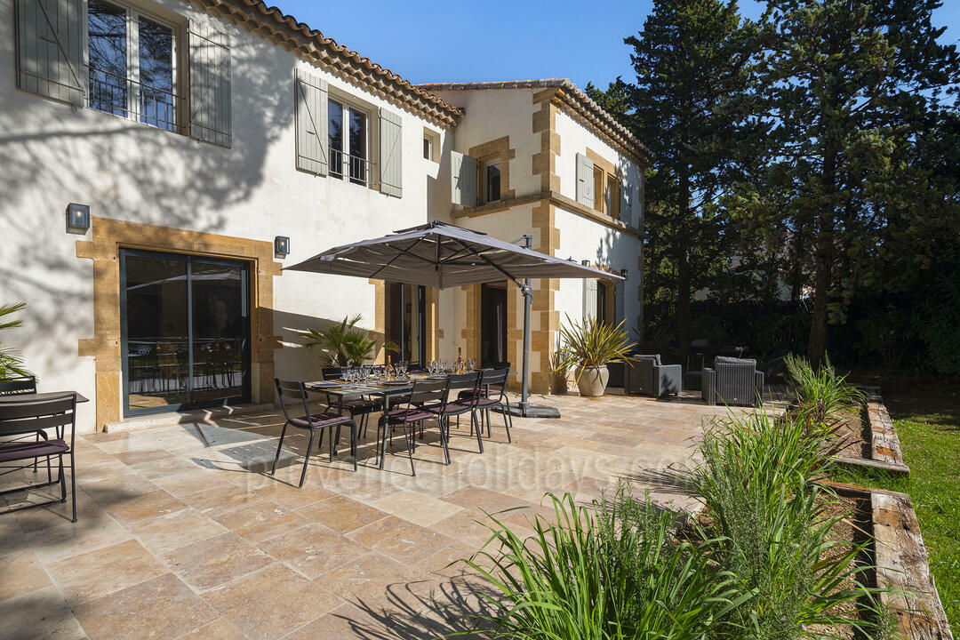 Pet-Friendly Villa in Saint-Rémy-de-Provence 5 - Villa Glanum: Villa: Exterior