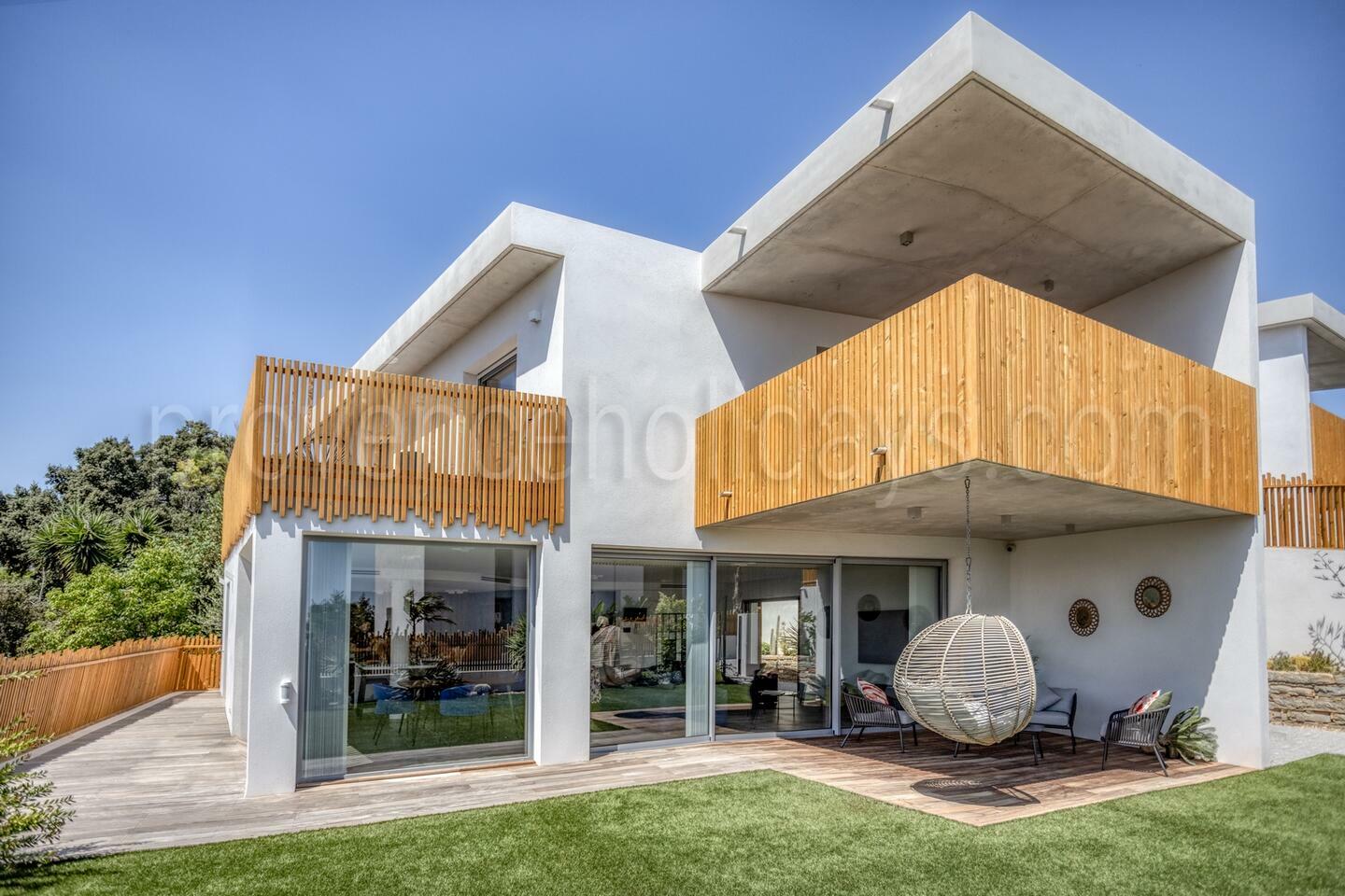Moderne villa met overloopzwembad in Bandol 1 - La Villa Bandol: Villa: Exterior