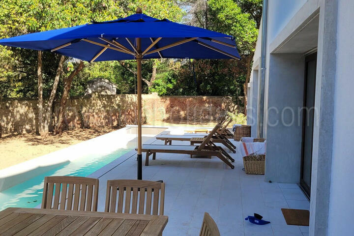 Location de vacances raffinée avec piscine chauffée au Pradet 3 - La Bastide du Côte: Villa: Exterior