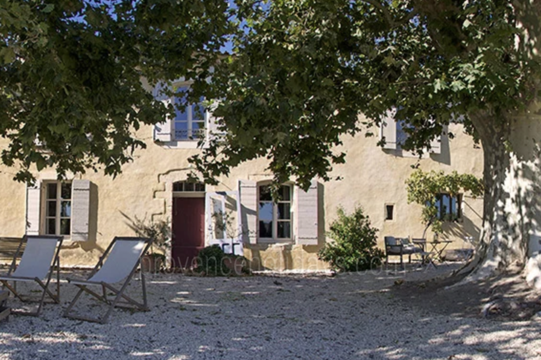Beautiful Farmhouse with Infinity Pool in the Luberon 7 - Mas de l\'Orchidée: Villa: Exterior
