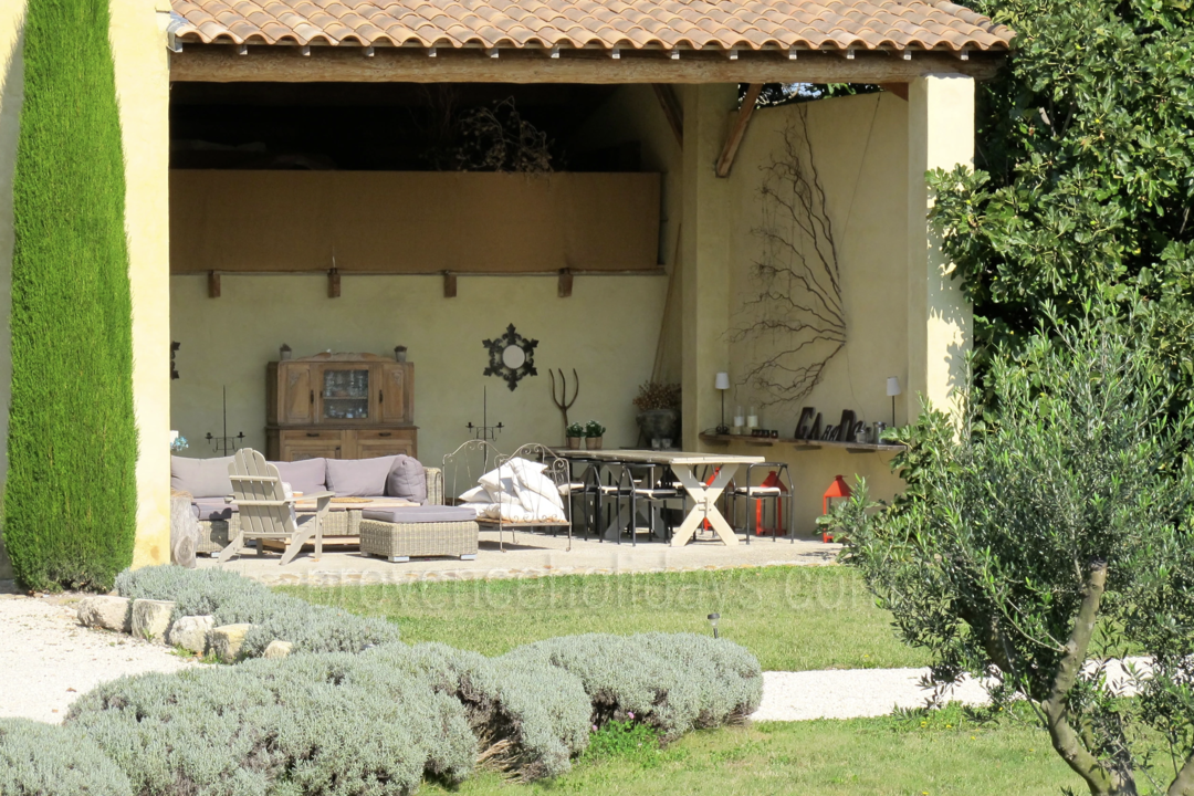 Beautiful Farmhouse with Infinity Pool in the Luberon 4 - Mas de l\'Orchidée: Villa: Exterior