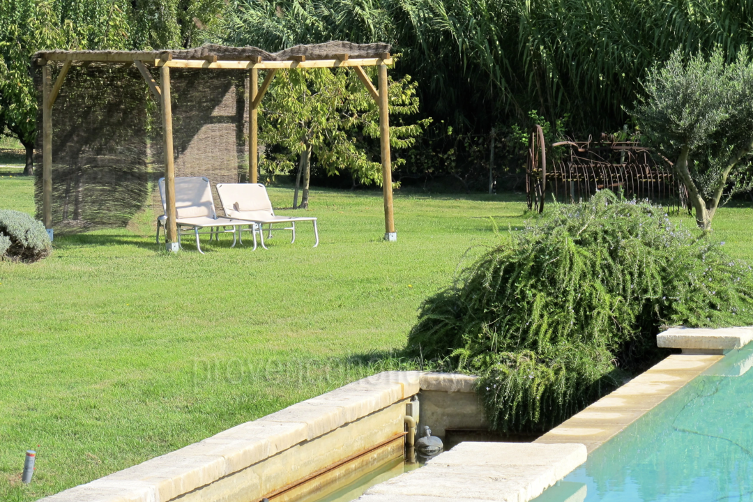 Prachtige boerderij met overloopzwembad in de Luberon 6 - Mas de l\'Orchidée: Villa: Exterior