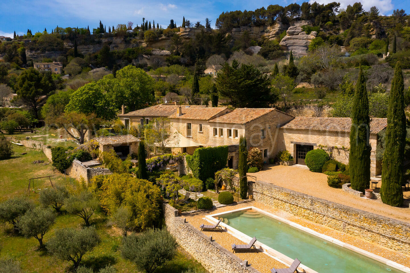 Charming Holiday Rental with Private Pool in Gordes 1 - La Maison des Glycines: Villa: Exterior