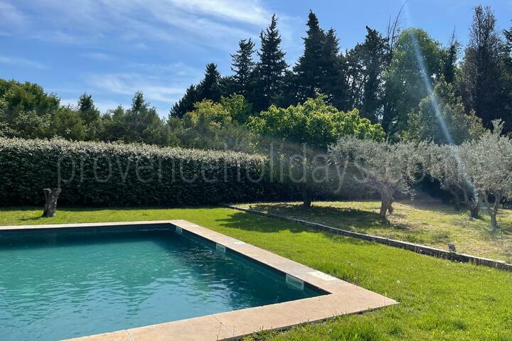 Charming Holiday Rental with Air Conditioning near Eygalières