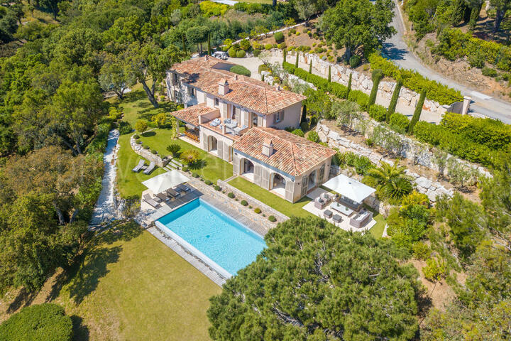 Luxe villa met verwarmd zwembad en prachtig uitzicht op zee