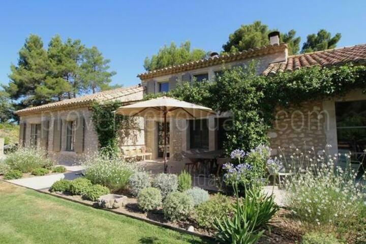 Charming Farmhouse with Heated Pool in Eygalières