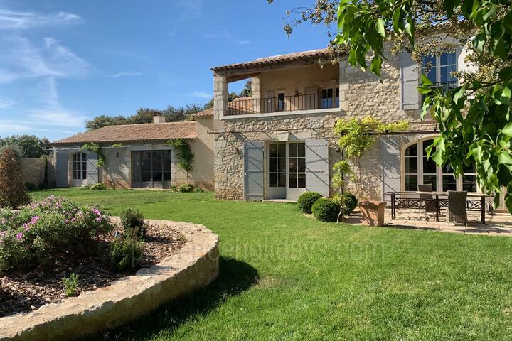 Charming farmhouse with swimming pool in Eygalières
