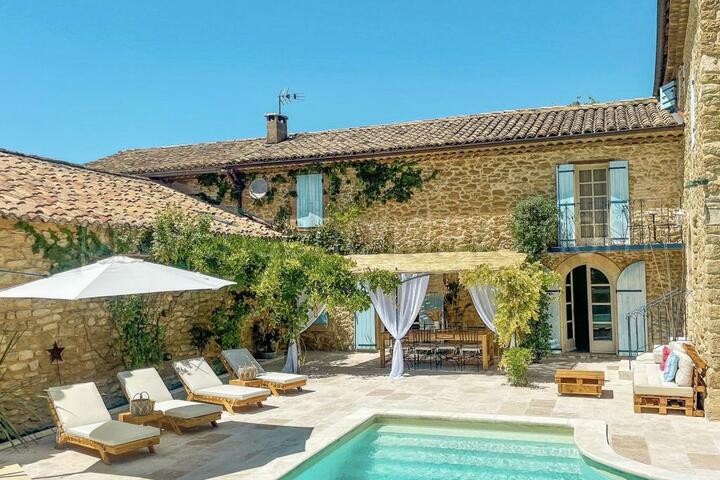 Superb renovated Mas with view on the Luberon