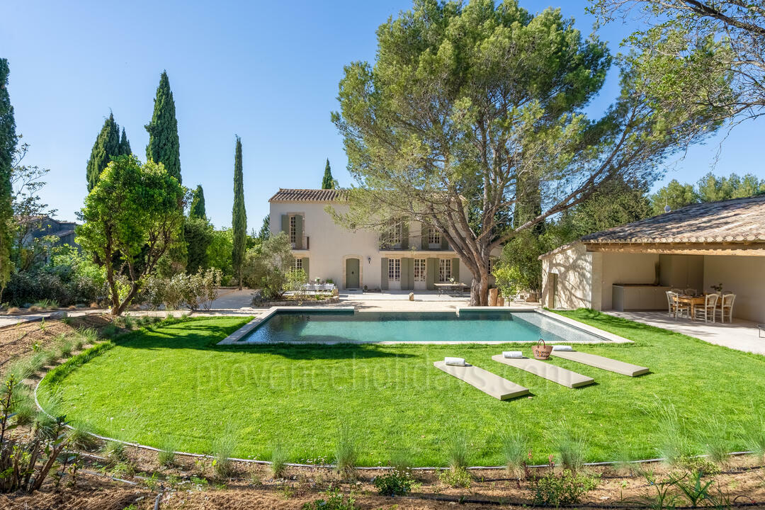 Farmhouse with Heated Swimming Pool in Fontvieille 4 - Mas Paolina: Villa: Exterior