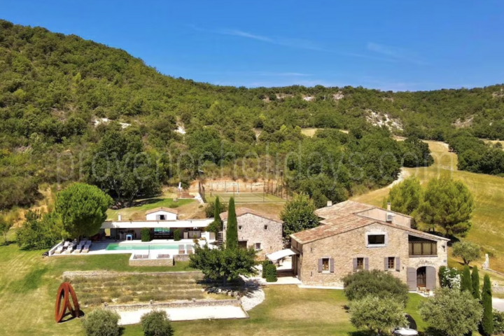 Magnifique propriété dans la campagne de Viens, avec vue panoramique, court de tennis, services de chef privé et piscine chauffée