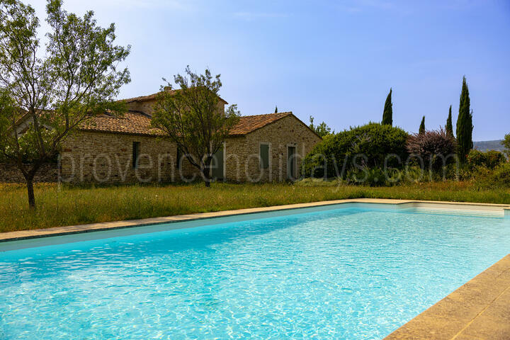 Traditional farmhouse in the countryside of Gordes, with stunning views on the village and vineyards