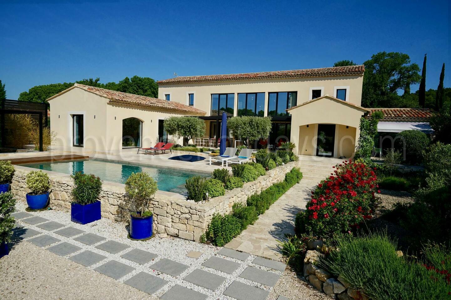 Pretty contemporary villa built in 2018 in the sought-after village of Paradou, in the Alpilles Natural Park. -1 - Villa Paradou: Villa: Exterior