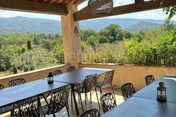 Prachtig pand op het platteland van Ménerbes, met panoramisch uitzicht en olijfgaard 3 - Mas Vernet: Villa: Exterior