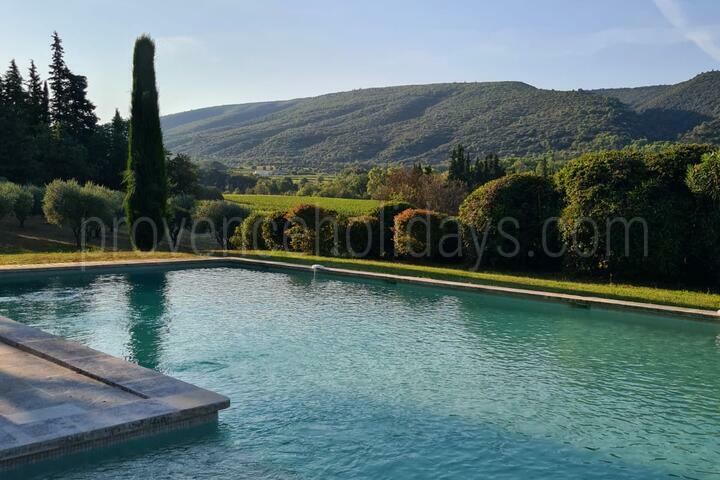 Magnificent property in the countryside of Ménerbes, with panoramic view and olive grove