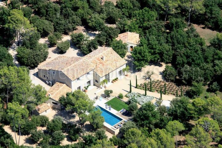 Mas climatisé, avec charme et design contemporain, situé dans le Luberon, près de Gordes et Roussillon.