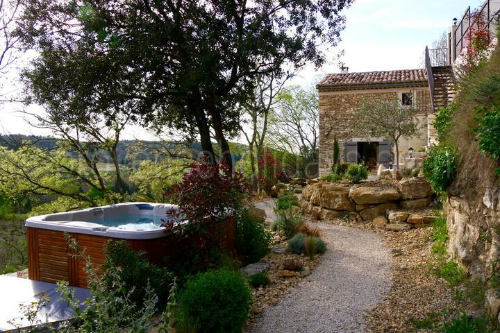 Charming cottages with spa and view on the valley 3 - La Roque sur Pernes: Villa: Exterior - Spa - Annex