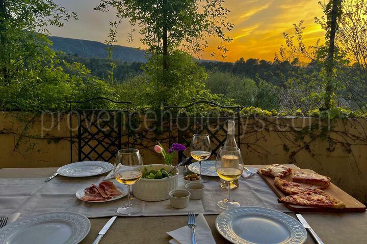 Holiday home in a Luberon village with heated pool. 3 - Une maison dans Ménerbes: Villa: Exterior