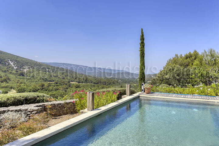 Superb property in the Luberon with panoramic view, air conditioning throughout and heated pool