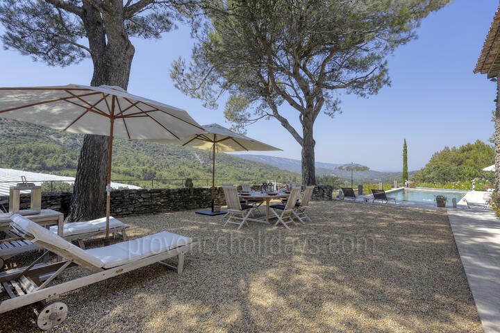 Superbe propriété dans le Luberon avec vue panoramique, climatisation et piscine chauffée 1 - Mas de Capucine: Villa: Exterior