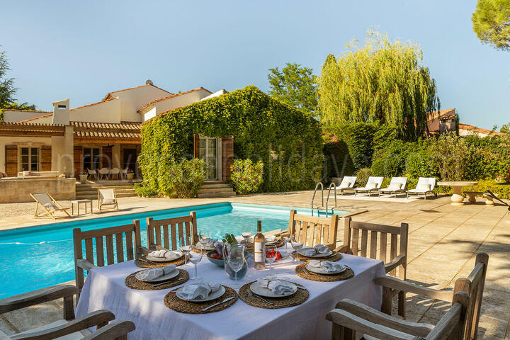Superb villa with heated swimming pool in Paradou